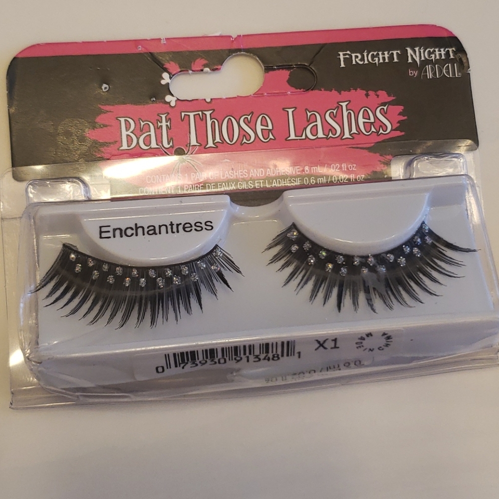 Lashes - Picture 3 of 10